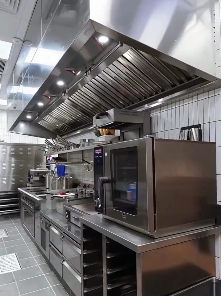 Cozinha profissional equipada com bancadas e estruturas em aço inox