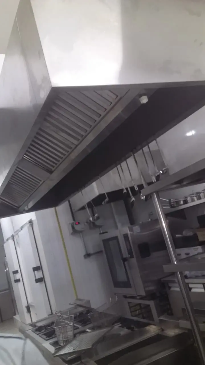Detalhe de equipamento industrial fabricado sob medida em aço inox